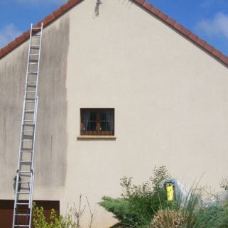 Lavage de la façade d'une maison